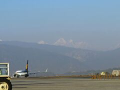 ネパール･カトマンズ･トリブバン空港到着　空港から雪を抱いたヒマラヤ山脈が見える