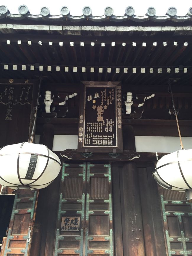 もちろん、食べてばかりではなく拝観だってしますよ<br /><br />二月堂、、ちょっと変わった形の提灯が印象的でした<br />