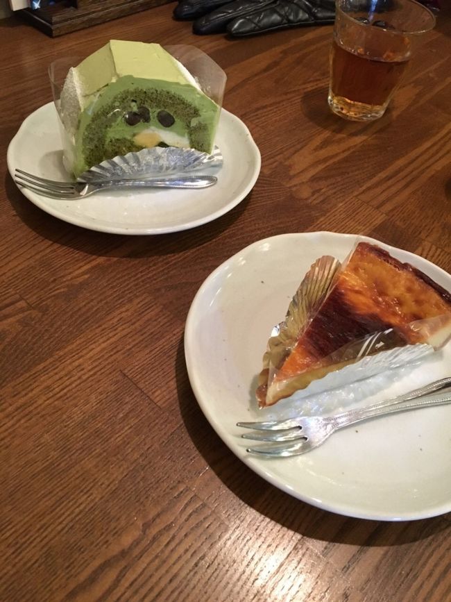チーズケーキと抹茶のロールケーキを、喫茶スペースでいただきました<br /><br />チーズケーキが私の好みにドンピシャで。疲れきった身体にしみました～<br /><br />