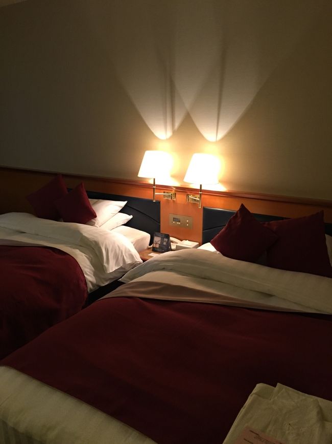 日航ホテル奈良では、オシャレなコンセプトルームにランクアップしていただきました。<br /><br />素敵なお部屋に二人ではしゃぎまくり<br /><br />大浴場があるので行ってみたら。<br /><br />見事なまでに日本人は私一人でした。あは。<br />お風呂で多数の外国の皆様に囲まれらって、なんだか不思議な感覚…<br /><br />お夕飯はムスメの奢りで、ホテルのビュッフェをいただきました<br />ごちそうさまでした～