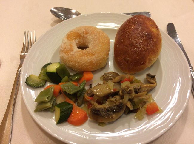 そこそこいいホテルなので、朝食のパンやおかずの種類は結構ありました。ただ5日間変化はなかったので、最後の方は飽きた。