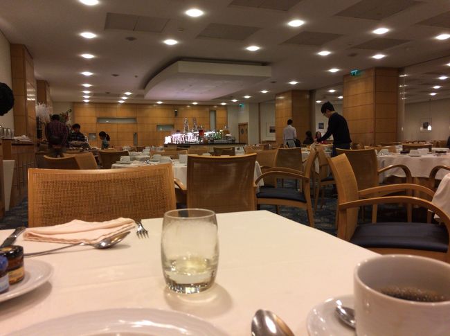 朝食会場はめっちゃ広いですが、スタッフも結構いるので席に付いたらすぐにコーヒーを注ぎに来てくれました。