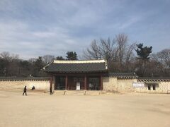 昌徳宮に行ったものの、日本語ツアーまでかなりの待ち時間があり断念。