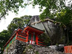 階段を登り切ると御神体の巨岩・ゴトビキ岩と拝殿が見られる。