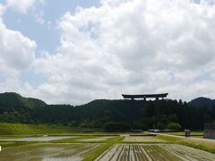 こちらは熊野川沿いにそびえる大鳥居。
大斎原という。熊野本宮大社がもともとあった場所で明治２２年の大洪水により現在地に移転した。