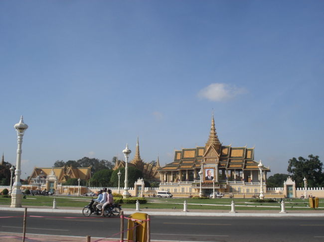 プノンペンの川沿いの王宮