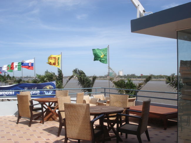 トンレサップ川沿いのレストラン