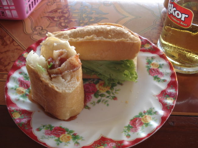 途中休憩でフランスパンのサンドウイッチ