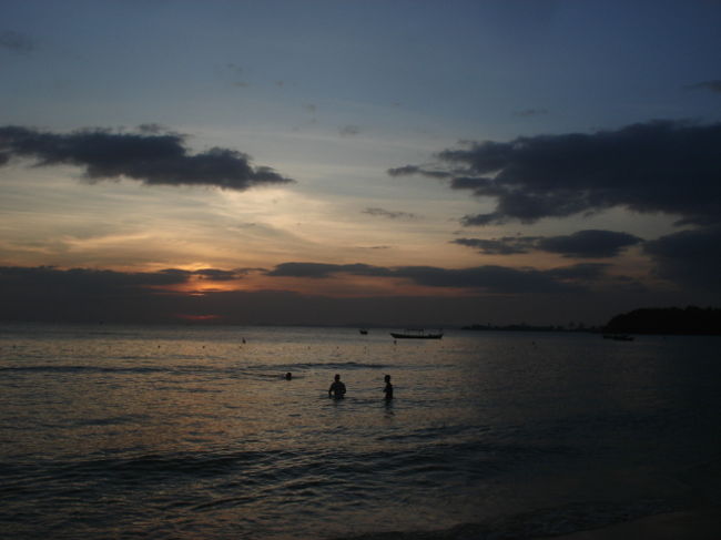 夕陽の中でも子供が遊んでいます