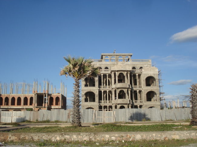 海岸沿いの建設途中の建物