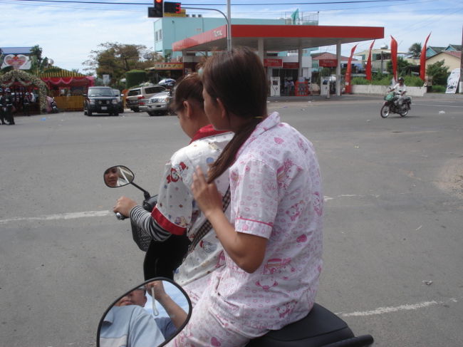 バイク２人乗りのパジャマ女子