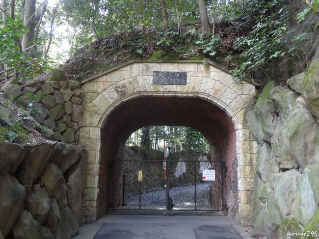 アサヒビール大山崎山荘美術館の入り口<br /><br />開館は１０時、まだ門が閉まっています。<br />ここで待っているのも能がないので、ちょっと散策することに。