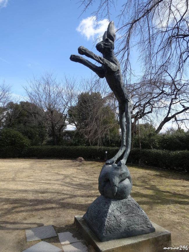 アサヒビール大山崎山荘美術館　庭園の彫刻<br /><br />「ボールをつかむ鉤爪の上の野兎」<br />バリー・フラナガン作　1989/1990年<br /><br />