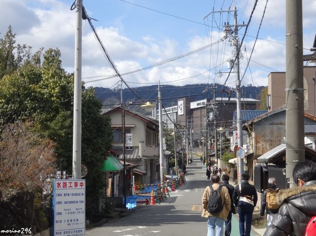 西国街道<br /><br />趣のある街道を進むと直ぐにサントリーの建物が見えてきます。<br /><br /><br />