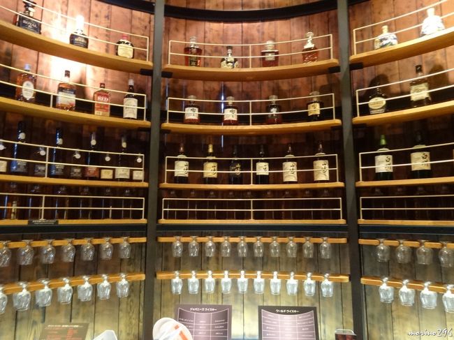 サントリー山崎蒸溜所　山崎ウイスキー館<br /><br />サントリーが扱っている各種ウイスキーが並びます。