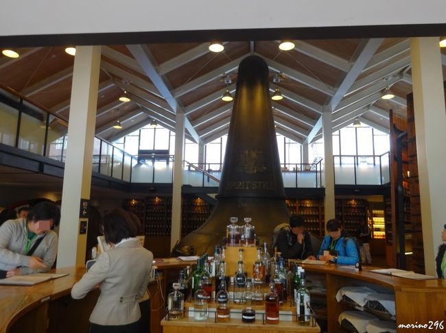 サントリー山崎蒸溜所　山崎ウイスキー館の試飲コーナー<br /><br />このカウンターでメニューを見て品物を選び、購入します。