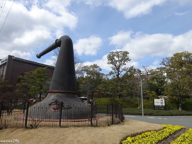 サントリー山崎蒸溜所　入口にある蒸溜釜<br /><br />踏切を渡るとサントリー山崎蒸溜所の敷地です。<br />