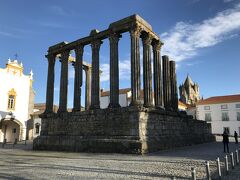 Templo Romano Évora
ローマ神殿

紀元前57年、エヴォラは共和政ローマの支配下に入った。
これは　1世紀に皇帝アウグストゥスを祀るために作られた神殿。