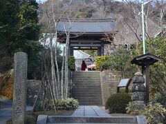 海蔵寺

化粧坂切通しの急な坂道を下って海蔵寺へ。