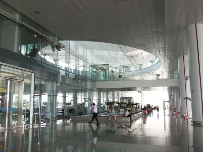 ノイバイ国際空港へ到着。