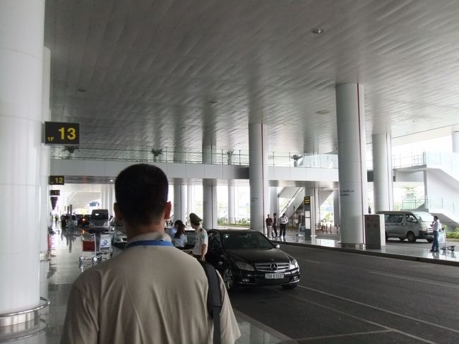 現地ガイドさんに付いて行きます。