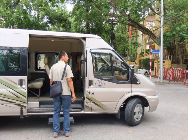 こちらのバンで市内観光をしました。