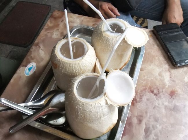 ココナッツジュースを飲み干します。