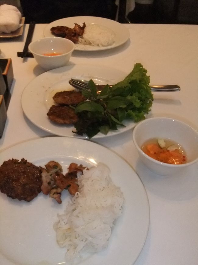 メニューは、ベトナム北部の名物料理、ブンチャー（つけ麺）等。