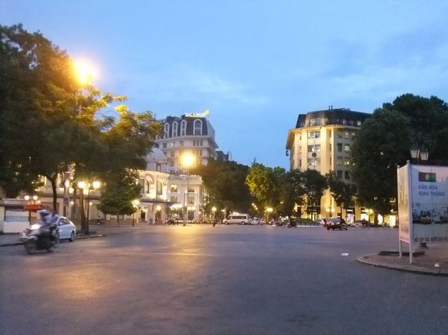 夜になって、少し暑さは和らぎましたが、<br />湿度は高かったです。