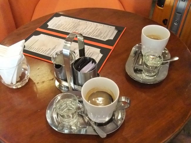 コーヒーをいただきながら、ガイドさんを待ちます。