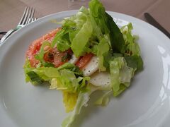 島内でお昼ご飯。前菜にカプリ風サラダ（カプレーゼ）