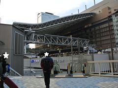 宿で一休みし、小雨になったのを見計らって電車で梅田駅へ移動。
歩いて大阪駅の方へ。
大阪駅って大きいし形が面白い。