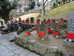 興福寺の下までやってきました。
前掛けをした石碑がたくさん並んでいます。
これはなんなんだろう？