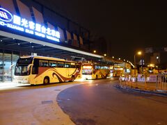 4:00　台北駅（東三門）到着。

國光客運のバスターミナル（うしろの建物）はこの時まだ工事中。
ここが完成したら、今ＳＬ前にあるテントの売り場が移動してくるのかな、って感じがする。

→2017.10　立派な建物が完成してました～