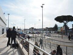 パリから約2時間でローマのチャンピーノ空港に到着。