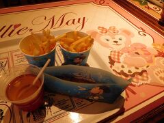 BBB終了後にポークライスロール５００円を購入。

常連Mさんに連絡するとポテトが食べたいとのことだったのでニューヨーク・デリへ。

リドアイルに残っていただいてる上にお土産まで頂いたので、ポテトは差し入れとしてお渡ししました。

ついでに自分用にもポテトとホットワインを購入（えっ！？）。

これで３日連続のポテトです（笑）。