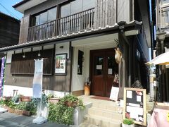 ぶらぶら歩いていると、イイ感じのカフェを見つけました。
「紅茶の店　RIVER FLOW」という名前のようです。