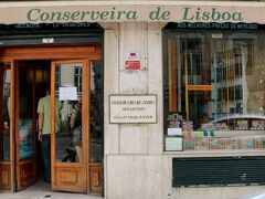 次に訪れたのは、"Conserveira de Lisboa" という
1930年創業の魚介缶詰の専門店