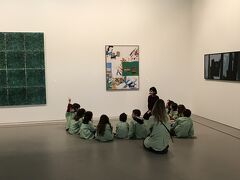 翌日は　夫と別行動。
夫は大好きな買い物をしに巨大ショッピングモールへ。
コロンボ
Centro Comercial Colombo
Av. Lusíada, 1500-392 Lisboa, Portugal

なんでもあります。
目的は巨大スーパー、CONTINENTEです。


私は　ホテル近くの美術館へ行きました。

そこはポルトガルの現代美術を展示する美術館です。

幼稚園児が美術館内で、授業を受けています。
すごく発言していて、びっくりしました。
こんな小さな頃から、美術の英才教育・・・。うらやましい。
私もヨーロッパに生まれたかったなあと思う瞬間・・・
