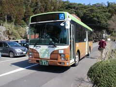 宮崎空港から乗車したバス。
このバスは宮崎交通の日南レトロバスです。
宮崎県産の杉材などを内装、外装に使用しています。
車内もシートやつり革などにもこだわっていて、少し楽しいバスです。
一般の路線バスで、適度に混雑してました。