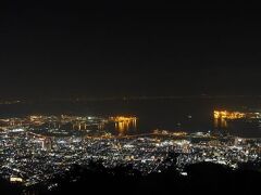 こちらが神戸の夜景。
港町ならではの海岸が見える風景。
そして大都市の広がりが美しい夜景だ。