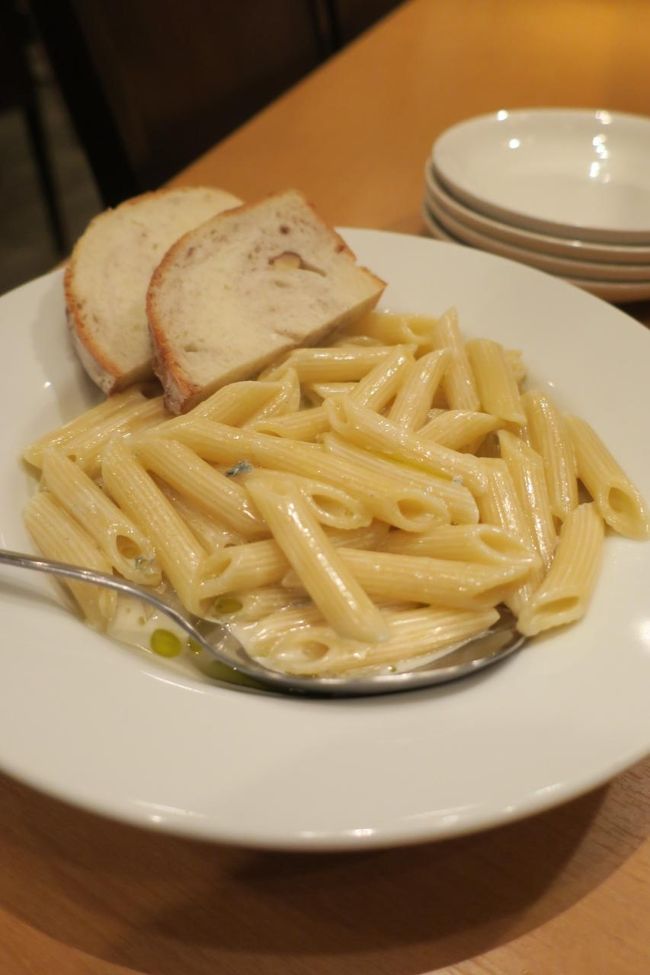 ゴルゴンゾーラのペンネ<br /><br />アットホームな雰囲気のbebeさん<br />いただきたいものはたくさんありましたがまた次回