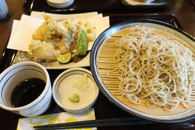 季節の野菜天ぷらつき二八蕎麦<br /><br />こだわりの感じられるお蕎麦屋さんで<br />お蕎麦もおいしいんだけど<br />なぜだか居づらい空気<br />高級感があるからかな～？（笑）<br /><br />空間が広すぎる？？