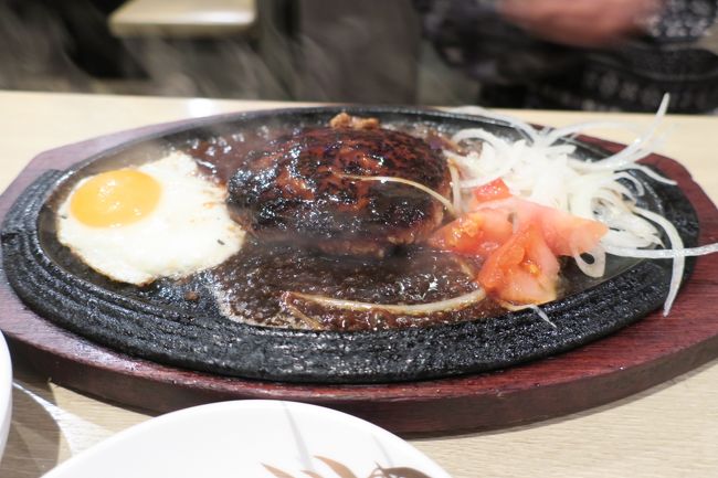 最近わが家のお気に入りの焼き肉屋さん<br />（と言っても単品料理やご飯ものも多い）<br />みかど亭<br /><br />こちらが看板メニューの魔法のハンバーグ<br />主人は初！