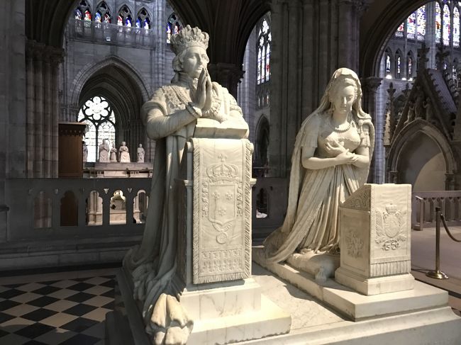 マドレーヌ墓地の地権者は密かな王党派であり、国王夫妻の遺骸が埋葬されていた場所を植木で囲んでいたため、遺骸の特定ができたという。<br />残っていた亡骸は一部だったそうだが、22回目の命日にあたる1815年1月21日、歴代のフランス君主が眠るサン＝ドニ大聖堂に移葬された。<br /><br />国王の死刑後、諸外国は第一次対仏大同盟を結成し、各国からの経済制裁は民衆の食糧危機を引き起こす。議会においては、周辺諸国との開戦を主張したジロンド派と最後まで反戦を主張したジャコバン派の対立が激しくなり、その上、パリのサン＝キュロットを代表する形でエベールらコルドリエ派が台頭し、革命は混迷の度合いを深めていくことになる。