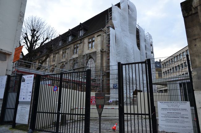 1790年、ダントンやファーブル・デグランティーヌらコルドリエ街の仲間を中心に発足した「人類ならびに市民の権利友の会」、いわゆるコルドリエ・クラブであったが、1793年8月10日の蜂起以降、その主張は過激化し、最左翼を任じる組織となっていった。その中心メンバーだった「デュシーヌ親父」ことジャック・ルネ・エベールやモモロ、ヴァンサン、ロンサン達が集まったのが、現在のパリ第5大学、当時のコルドリエ僧院であった。<br />1794年3月3日、反革命者の財産を没収し貧窮者へ再分配する風月法が成立すると、エベールらは過剰反応を示す。ブルジョワへの攻撃の際は遠慮しなかった彼らだが、風月法によって自分たちも奪われる立場になってしまったからであろうか。<br />3月5日、エベール派は蜂起を企てるもパリ市民はこれに同調せず、蜂起は空振りに終わってしまう。裁判を経てギロチンで処刑されたのは3月24日の事であった。<br />なお、さすがエベール、死の間際も卑語のオンパレードのため、ここでの引用は控える。（2018年1月現在工事中）