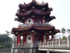 あ、あった、あった！
五重塔じゃなくて、三重塔だった。

観光客はほとんどいないけど、台湾度高いよ。
緑のお池が上海の豫園っぽいよ。（行ったことないけど）