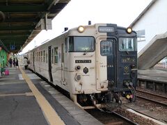 出水から再び鹿児島中央経由で指宿まで。

鹿児島からの指宿枕崎線、普通列車が混んでいて・・・

そうはいっても指宿まで乗る人はそれほど多くはなかったですが・・・

さて、今回の本命、「指宿のたまて箱」に乗ります。

