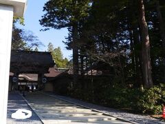 続いて金剛峯寺を参拝する。
高野山真言宗総本山の寺院である。