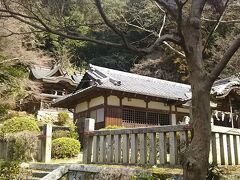 御朱印はこちらの神社で頂けます。
結構古い感じでした。
社務所には人が居なくてその奥の御自宅にて
玄関を「ピンポン」してコーギーがワンワンとお出迎え
相撲神社と合わせ２つ無事御朱印を頂きました。